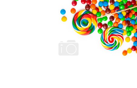 Téléchargez les photos : Sucettes colorées et différents bonbons ronds colorés. Vue du dessus. - en image libre de droit