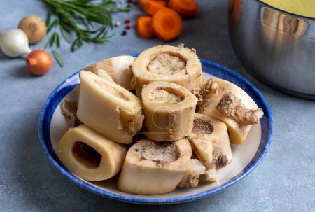 Téléchargez les photos : Boiled bone and broth. Homemade beef bone broth is cooked in a pot on. Bones contain collagen, which provides the body with amino acids, which are the building blocks of proteins. - en image libre de droit