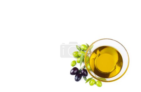 Foto de Aceite de oliva fresco verde y aceite de oliva aislado - Imagen libre de derechos