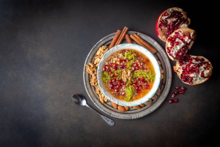 Téléchargez les photos : Délicieux dessert turc traditionnel ; Ashura (Asure) - en image libre de droit