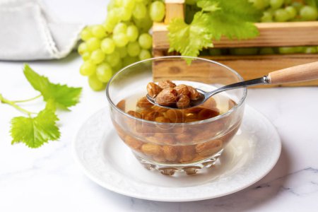 Téléchargez les photos : Compote de raisin traditionnelle turque Komposto ou Hosaf - en image libre de droit