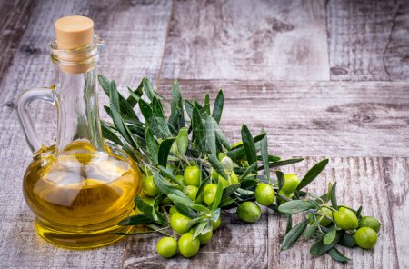 Téléchargez les photos : Olive verte et huile d'olive sur le fond - en image libre de droit