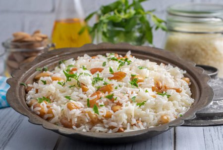 Téléchargez les photos : Nourriture turque traditionnelle délicieuse ; Pilaf d'amande de riz (nom turc ; Bademli pirinc pilavi) - en image libre de droit