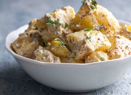 Foto de Ensalada de patata con semillas de mostaza y mayonesa (nombre turco; patates salatasi) - Imagen libre de derechos