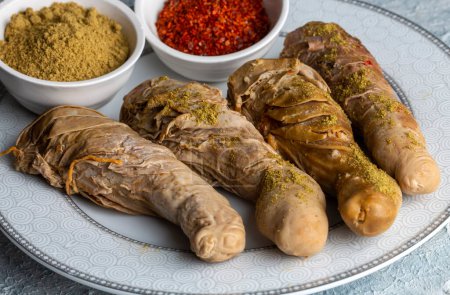 Téléchargez les photos : Tripe de riz farcie traditionnelle turque ou des abats sur la table dans le restaurant turc. Shirdan Dolma est la nourriture préférée de la ville d'Adana en Turquie. (nom turc ; Sirdan) - en image libre de droit