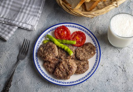 Téléchargez les photos : Nourriture turque traditionnelle ; boulettes de viande turques, nom turc ; Akcaabat kofte) - en image libre de droit