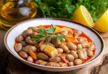 Téléchargez les photos : Traditional delicious Turkish food; Kidney beans with olive oil, Red kidney bean stew, Turkish name; Barbunya pilaki - en image libre de droit