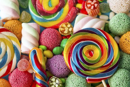 Foto de Piruletas coloridas y dulces redondos de diferentes colores. Vista superior. - Imagen libre de derechos