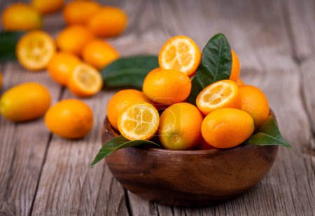 Draufsicht auf frische Kumquats im Biomarkt. 
