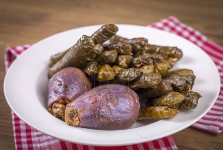 Foto de Comidas turcas deliciosas tradicionales; hojas rellenas (Yaprak sarmasi, dolma patlican) - Imagen libre de derechos