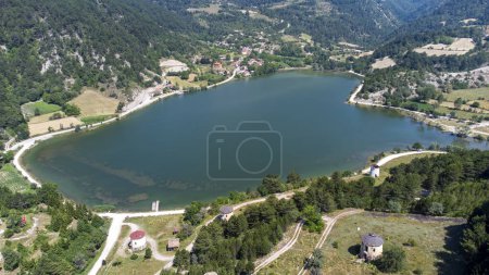Foto de Vista superior del lago Cubuk con dron, Goynuk - Bolu - Turquía - Imagen libre de derechos