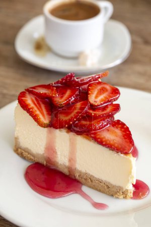 Foto de Pedazo de pastel de queso con fresas frescas - Imagen libre de derechos