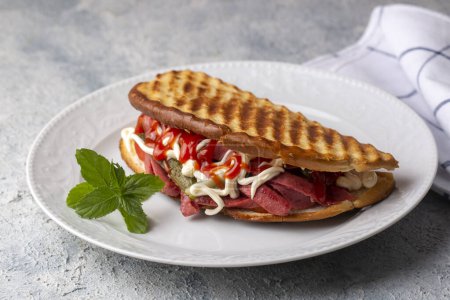 Téléchargez les photos : Servant un sandwich traditionnel turc (nom turc ; Ayvalik tostu) - en image libre de droit