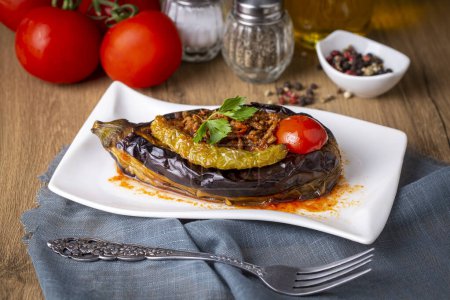 Foto de Comida tradicional turca deliciosa; Plato de carne y berenjena, (nombre turco; Karniyarik) - Imagen libre de derechos