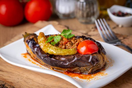Foto de Comida tradicional turca deliciosa; Plato de carne y berenjena, (nombre turco; Karniyarik) - Imagen libre de derechos
