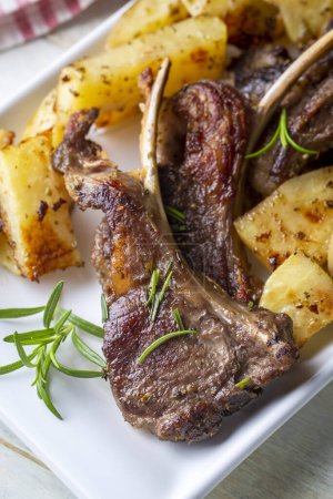 Téléchargez les photos : Côtelettes d'agneau grillées et pommes de terre en vue délicieuse - en image libre de droit