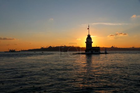 Téléchargez les photos : Coucher de soleil sur la tour Maiden (Kiz Kulesi), Istanbul - Turquie - en image libre de droit