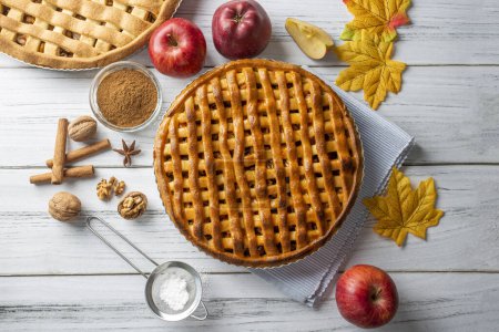 Téléchargez les photos : Dessert maison de tarte aux pommes biologique prêt à manger - en image libre de droit