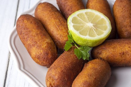 Téléchargez les photos : Kibbeh est un plat populaire dans la cuisine du Moyen-Orient (nom turc ; icli kofte) - en image libre de droit