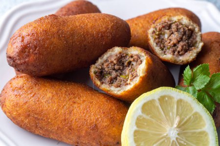 Téléchargez les photos : Kibbeh est un plat populaire dans la cuisine du Moyen-Orient (nom turc ; icli kofte) - en image libre de droit