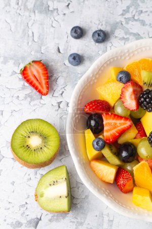 Foto de Ensalada de frutas hecha de frutas de verano - Imagen libre de derechos