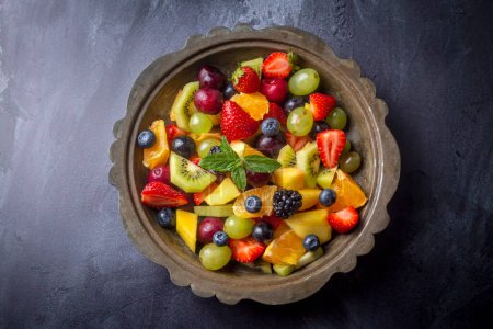Foto de Ensalada de frutas hecha de frutas de verano - Imagen libre de derechos