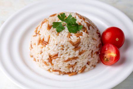 Téléchargez les photos : Cuisine turque traditionnelle délicieuse ; riz pilaf de style turc (nom turc ; Arpa sehriyeli pirinc pilavi) - en image libre de droit