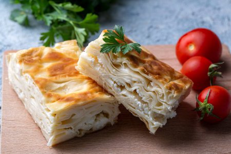 Téléchargez les photos : Délicieux plats turcs ; Pâtisserie au plateau ; (Nom turc ; Su boregi)) - en image libre de droit
