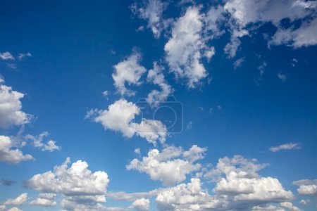 Téléchargez les photos : Ciel bleu et nuages blancs - en image libre de droit