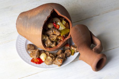 Téléchargez les photos : Authentique Testi Kebab turc cuit dans une cruche en faïence, nom turc ; Testi kebabi - en image libre de droit