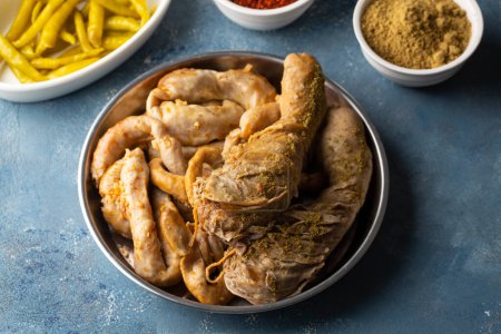 Téléchargez les photos : Nourriture traditionnelle turque Riz Intestins farcis Tripe Sirdan Dolma - Shirdan de Adana Abats au restaurant local. La nourriture biologique. (nom turc ; Sirdan et mumbar) - en image libre de droit