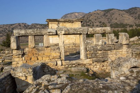 Téléchargez les photos : Ancienne ville de Hierapolis, Pamukkale, Turquie - en image libre de droit