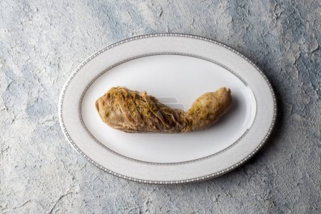 Téléchargez les photos : Tripe de riz farcie traditionnelle turque ou des abats sur la table dans le restaurant turc. Shirdan Dolma est la nourriture préférée de la ville d'Adana en Turquie. (nom turc ; Sirdan) - en image libre de droit