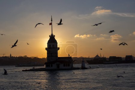 Téléchargez les photos : Coucher de soleil sur la tour Maiden (Kiz Kulesi), Istanbul - Turquie - en image libre de droit