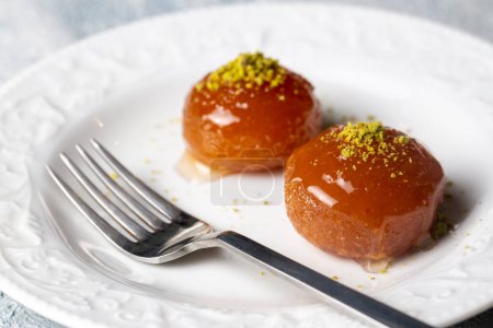 Téléchargez les photos : Délicieux dessert turc traditionnel, nom turc ; Kemalpasa tatlisi - en image libre de droit