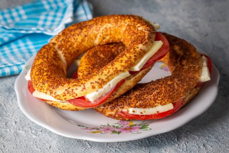 Téléchargez les photos : Petit déjeuner turc traditionnel avec bagel turc au fromage et tomates (nom turc ; simit ou gevrek)) - en image libre de droit