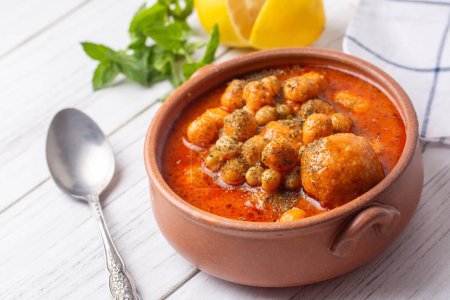 Téléchargez les photos : Aliments traditionnels délicieux turcs ; soupe Bulgur (nom turc ; Anali Kizli, icli kofte) - en image libre de droit