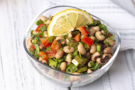 Téléchargez les photos : Nourriture turque traditionnelle délicieuse ; salade de petits pois secs aux yeux noirs (nom turc ; kuru borulce salatasi) - en image libre de droit