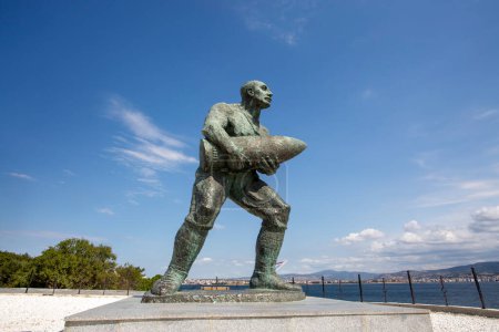 Téléchargez les photos : Statue du célèbre caporal turc Seyit Cabuk (Seyit Onbasi) portant une pièce d'artillerie au Mémorial des martyrs de Canakkale, Turquie.à Canakkale, Turquie
. - en image libre de droit
