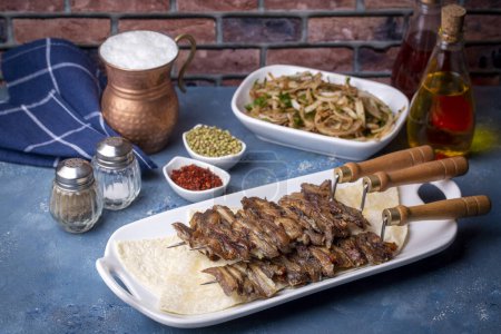 Téléchargez les photos : Cuisine traditionnelle turque délicieuse ; Oltu cag kebabi, donateur kebab grillé de la cuisine Erzurum - en image libre de droit