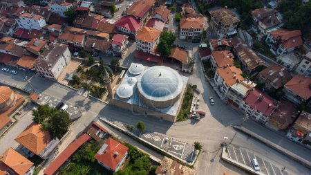 Téléchargez les photos : Mudurnu - Bolu - Turquie, 12 juin 2021, Yildirim Bayezid Camii. Mosquée Yildirim Bayezid Camii avec tir de drone - en image libre de droit
