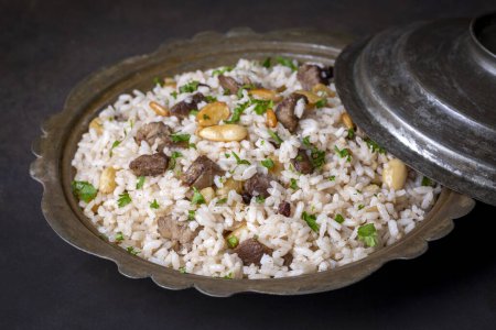 Foto de Comida tradicional turca deliciosa; arroz pilaf con piñones y grosellas (nombre turco; bademli ic pilav o pilaf) - Imagen libre de derechos