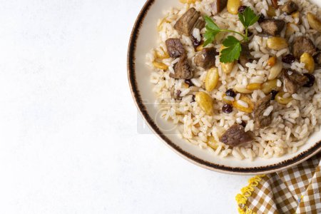Téléchargez les photos : Cuisine traditionnelle turque délicieuse ; riz pilaf aux pignons et groseilles (nom turc ; bademli ic pilav ou pilaf) - en image libre de droit