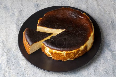 Téléchargez les photos : Gâteau au fromage de San Sebastian close up photo - en image libre de droit