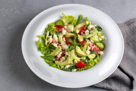 Téléchargez les photos : Avocado salad with lettuce and cheese - en image libre de droit