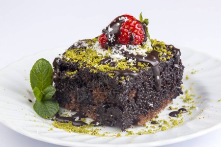 Foto de Pastel húmedo de chocolate. Pastel mojado en un plato. Productos de panadería. (Nombre turco; islak kek) - Imagen libre de derechos