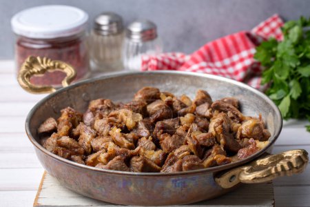 Téléchargez les photos : Musulmans Sacrifice traditionnel nourriture de vacances agneau, viande rôtie turque en pot de cuivre sur le dessus de table. Kavurma turc. (nom turc ; Kurban kavurma)) - en image libre de droit