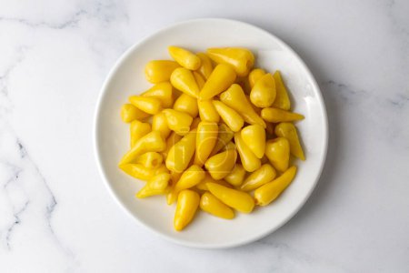 Téléchargez les photos : Cornichon poivré jaune frais isolé sur fond blanc, poivrons marinés ou en conserve - en image libre de droit