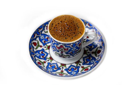 Téléchargez les photos : Délicieux café turc traditionnel isolé sur fond blanc. - en image libre de droit