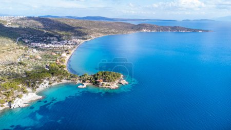 Foto de La bahía de Manal, que está conectada con Izmir, es una zona de descanso tranquila y tranquila con su profundo mar azul en Mordoan Karaburun. Vista aérea con dron. Izmir - Turquía - Imagen libre de derechos